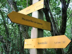 Day_1_signpost_to_Meazuri_waterfall